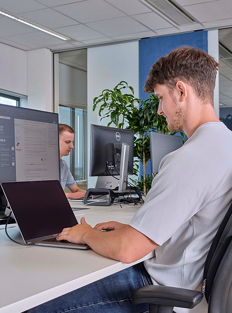 mens achter laptop vierkant
